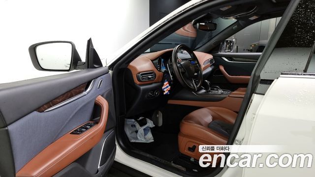 Maserati Levante 3.0 Diesel AWD GranLusso 2018 — фото 10