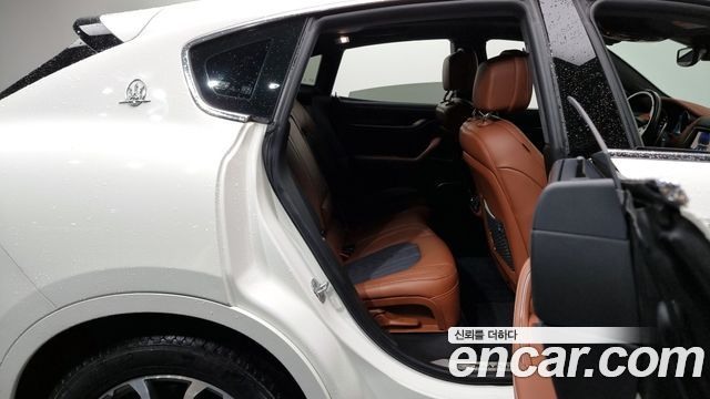 Maserati Levante 3.0 Diesel AWD GranLusso 2018 — фото 12