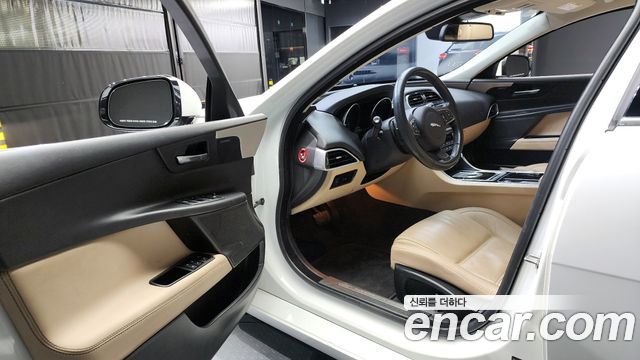 Jaguar XE 20d Prestige 2016 — фото 10
