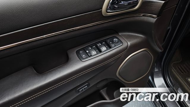 Jeep Grand Cherokee 3.0 Diesel Overland Summit WK2 2014 — фото 16