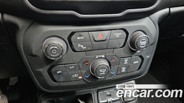 Jeep Renegade 2.4 Longitude High 2018 — фото 17