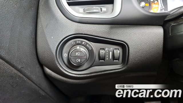 Jeep Renegade 2.4 Longitude High 2018 — фото 19