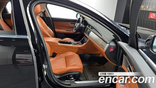 Jaguar XF (X260) 20d Portfolio AWD 2019 — фото 10