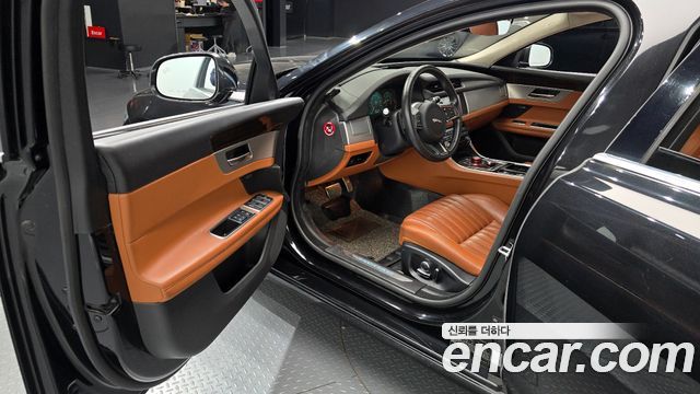 Jaguar XF (X260) 20d Portfolio AWD 2019 — фото 11