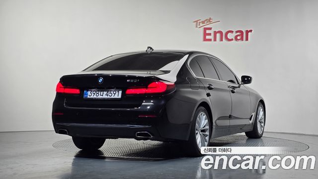BMW 5 Series (G30) 520i Luxury 2023 — фото 2