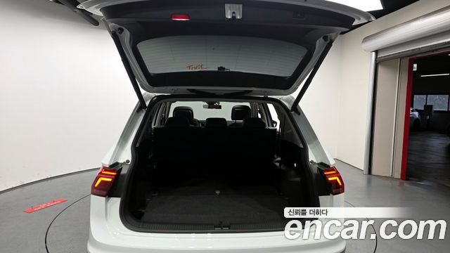 Volkswagen Tiguan Allspace 2.0 TSI Prestige 2023 — фото 24