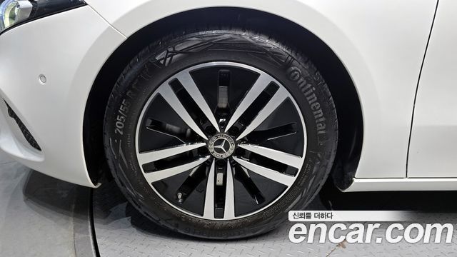 Mercedes-Benz A-Class (W177) A220 Sedan 2022 — фото 5