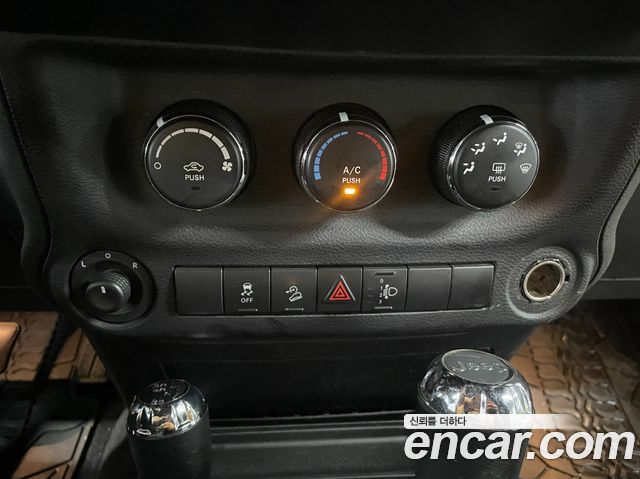 Jeep Wrangler (JK) 3.6 Sport 2Door 2013 — фото 18