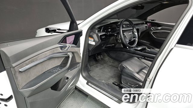 Audi e-tron 55 Quattro 2021 — фото 10