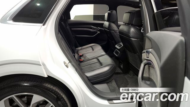 Audi e-tron 55 Quattro 2021 — фото 12