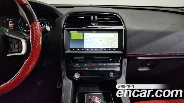 Jaguar F-PACE 20d R-Sport 2017 — фото 14