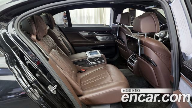 BMW 7 Series (G11) M760Li xDrive 2017 — фото 16