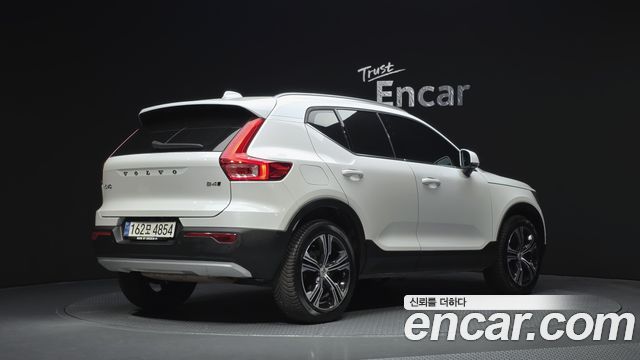 Volvo XC40 B4 Inscription 2022 — фото 2