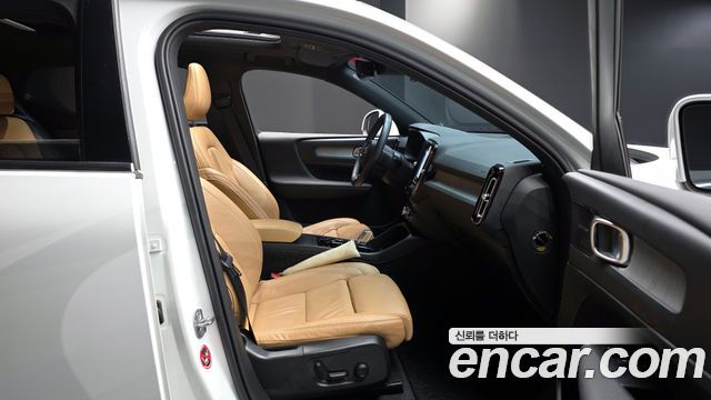 Volvo XC40 B4 Inscription 2022 — фото 10
