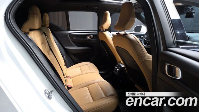 Volvo XC40 B4 Inscription 2022 — фото 12