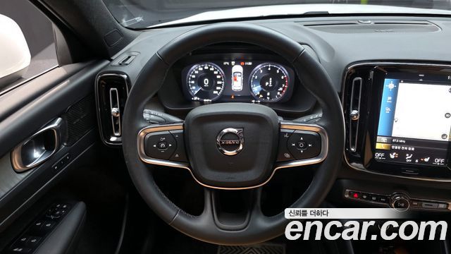 Volvo XC40 B4 Inscription 2022 — фото 13
