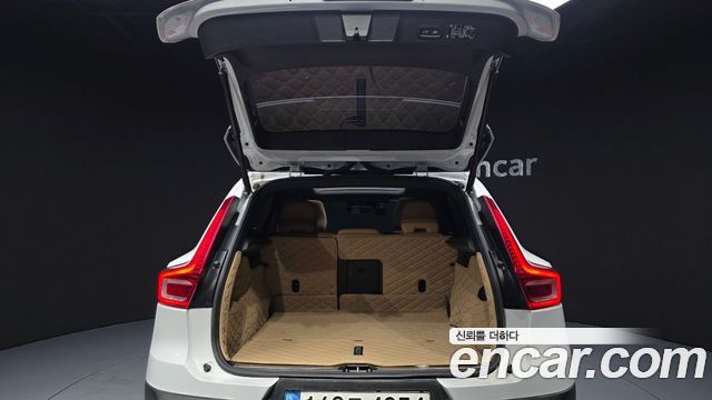 Volvo XC40 B4 Inscription 2022 — фото 19