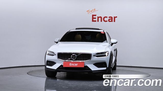 Volvo V60 Cross Country (II) B5 Pro AWD 2021 — фото 3
