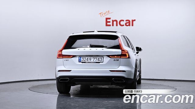 Volvo V60 Cross Country (II) B5 Pro AWD 2021 — фото 4
