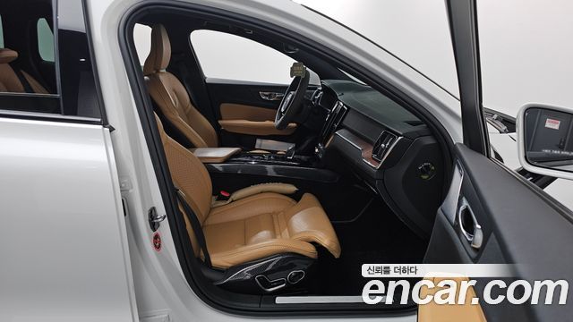 Volvo V60 Cross Country (II) B5 Pro AWD 2021 — фото 11