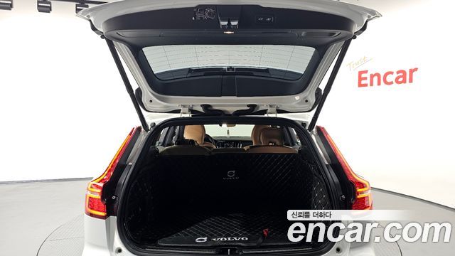 Volvo V60 Cross Country (II) B5 Pro AWD 2021 — фото 20
