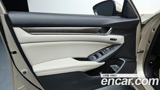 Honda Accord (X) 2.0 Hybrid Touring 2019 — фото 30