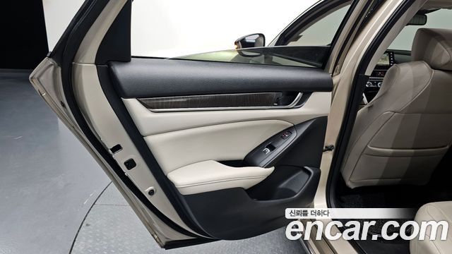 Honda Accord (X) 2.0 Hybrid Touring 2019 — фото 31