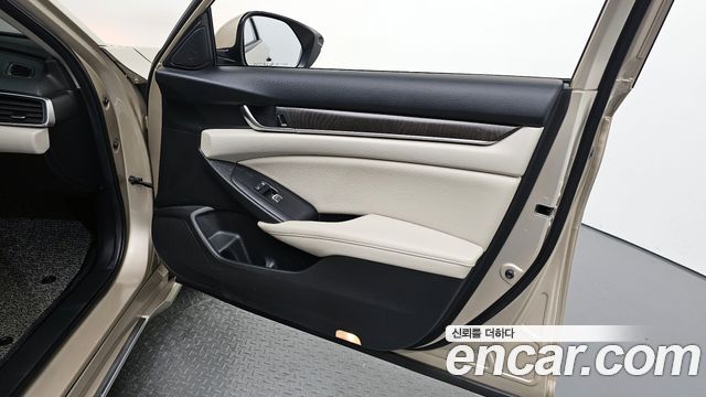 Honda Accord (X) 2.0 Hybrid Touring 2019 — фото 34