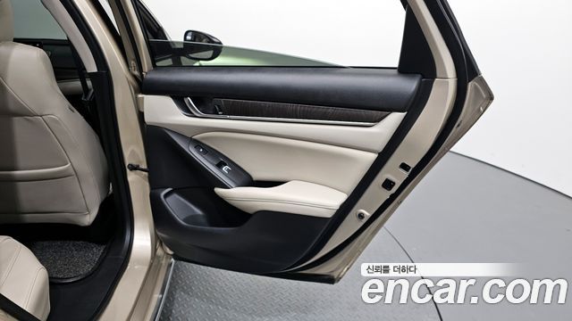 Honda Accord (X) 2.0 Hybrid Touring 2019 — фото 36
