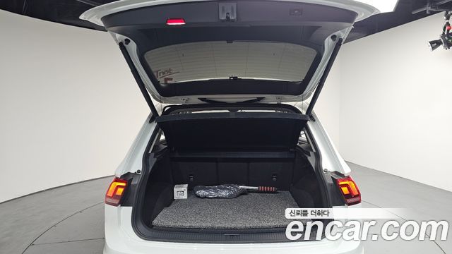 Volkswagen Tiguan (II) 2.0 TDI Premium 2021 — фото 20