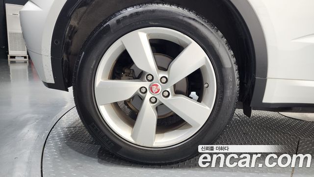Jaguar E-PACE R250 R-Dynamic SE 2018 — фото 5