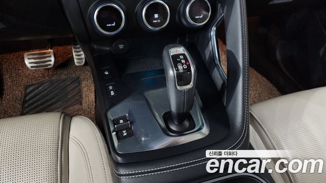 Jaguar E-PACE R250 R-Dynamic SE 2018 — фото 9