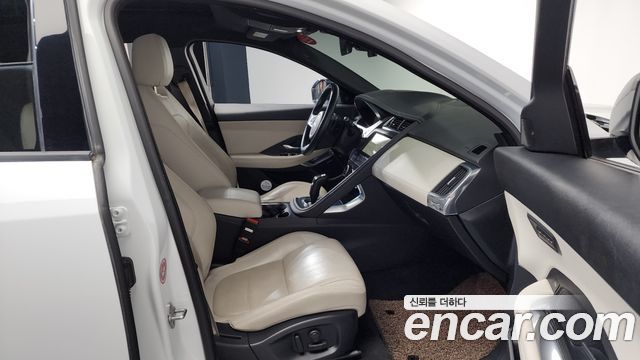 Jaguar E-PACE R250 R-Dynamic SE 2018 — фото 11