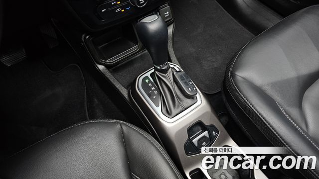Jeep Renegade 2.4 Limited 2021 — фото 9