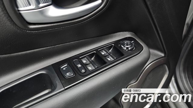 Jeep Renegade 2.4 Limited 2021 — фото 18