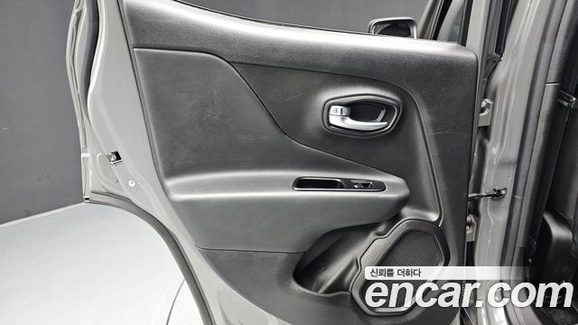 Jeep Renegade 2.4 Limited 2021 — фото 25