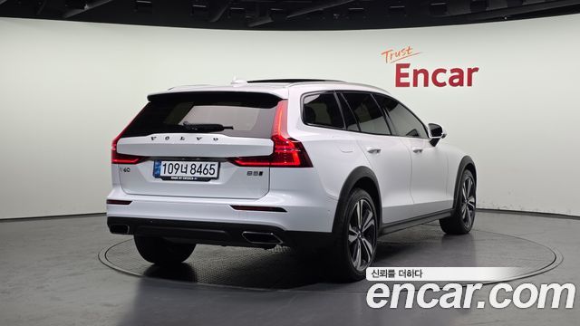 Volvo V60 Cross Country (II) B5 Pro AWD 2021 — фото 2