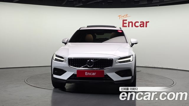 Volvo V60 Cross Country (II) B5 Pro AWD 2021 — фото 3