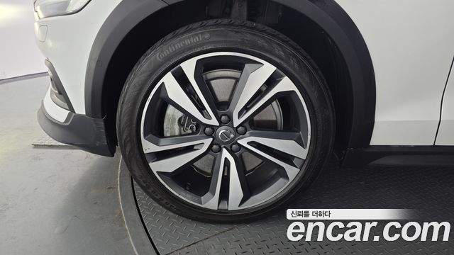 Volvo V60 Cross Country (II) B5 Pro AWD 2021 — фото 5