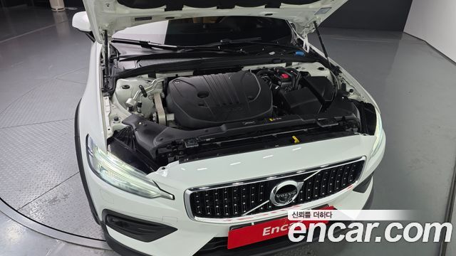 Volvo V60 Cross Country (II) B5 Pro AWD 2021 — фото 6