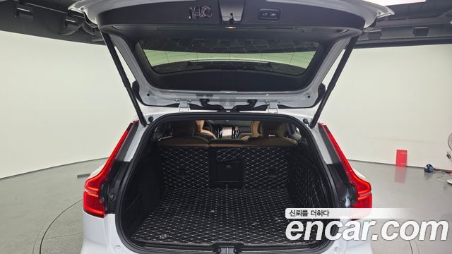 Volvo V60 Cross Country (II) B5 Pro AWD 2021 — фото 20