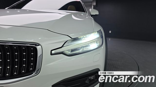 Volvo V60 Cross Country (II) B5 Pro AWD 2021 — фото 22