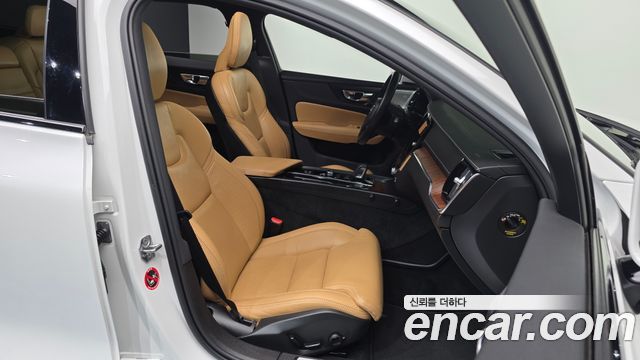 Volvo V60 Cross Country (II) B5 Pro AWD 2021 — фото 26
