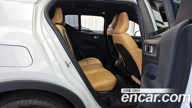 Volvo XC40 T4 Inscription 2020 — фото 16