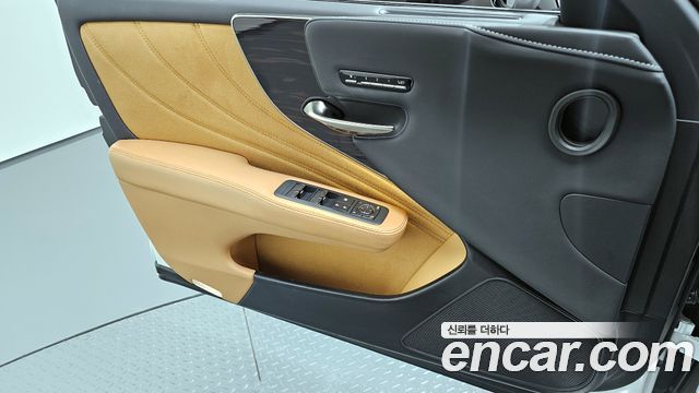 Lexus LS500 (V) 3.5 Supreme AWD 2022 — фото 24