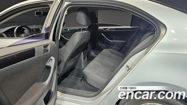 Volkswagen Jetta 1.6 TDI Blue Motion 6th 2011 — фото 13