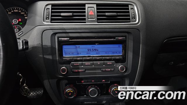 Volkswagen Jetta 1.6 TDI Blue Motion 6th 2011 — фото 15