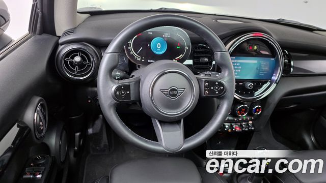 MINI Cooper Classic Plus Launch Pack Third Generation 2022 — фото 16
