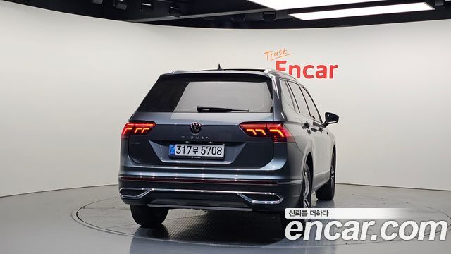Volkswagen Tiguan Allspace 2.0 TSI Prestige 2022 — фото 4