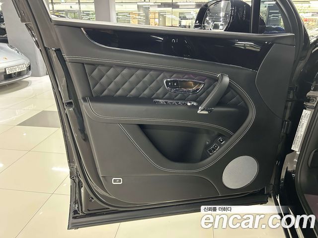 Bentley Bentayga 3.0 Plug-in HEV 2020 — фото 6